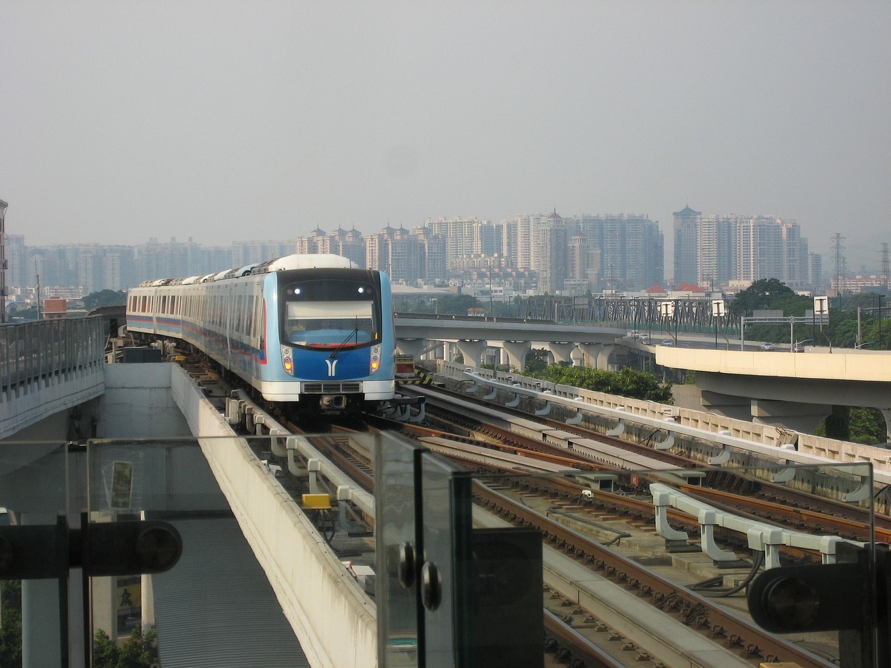 北京地铁上市，城市发展的强劲助推器